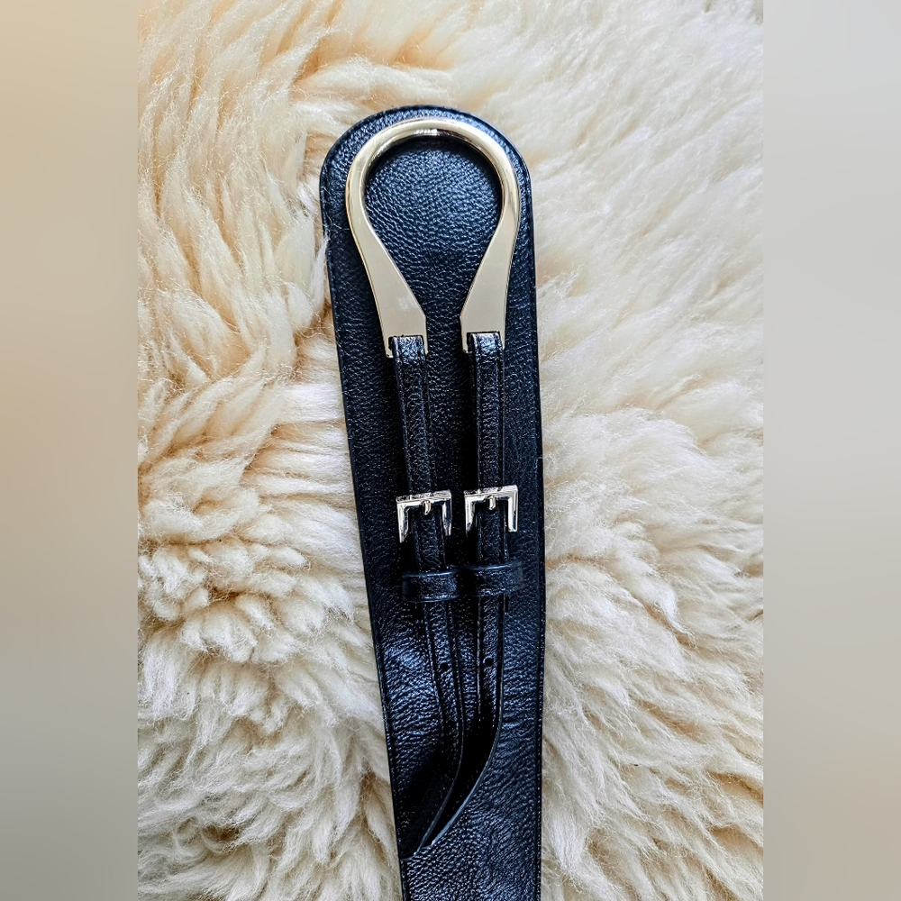 Elegant Black Leather Belt with Gold Buckle - Picture 7 of 10